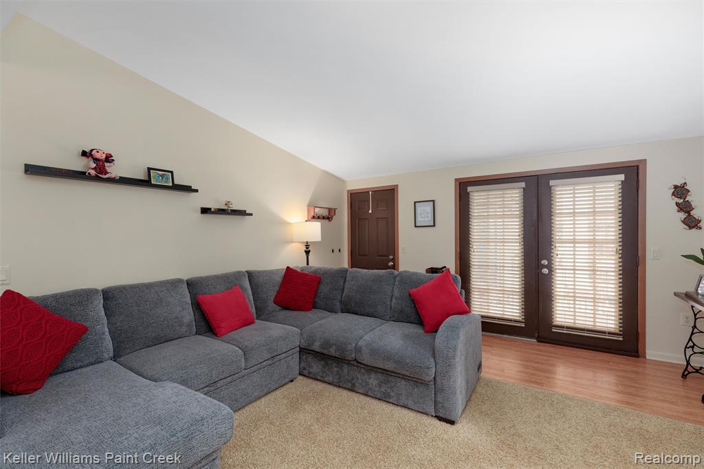 975 Woodlane Drive, Rochester Hills, MI 48307 — Photo 9