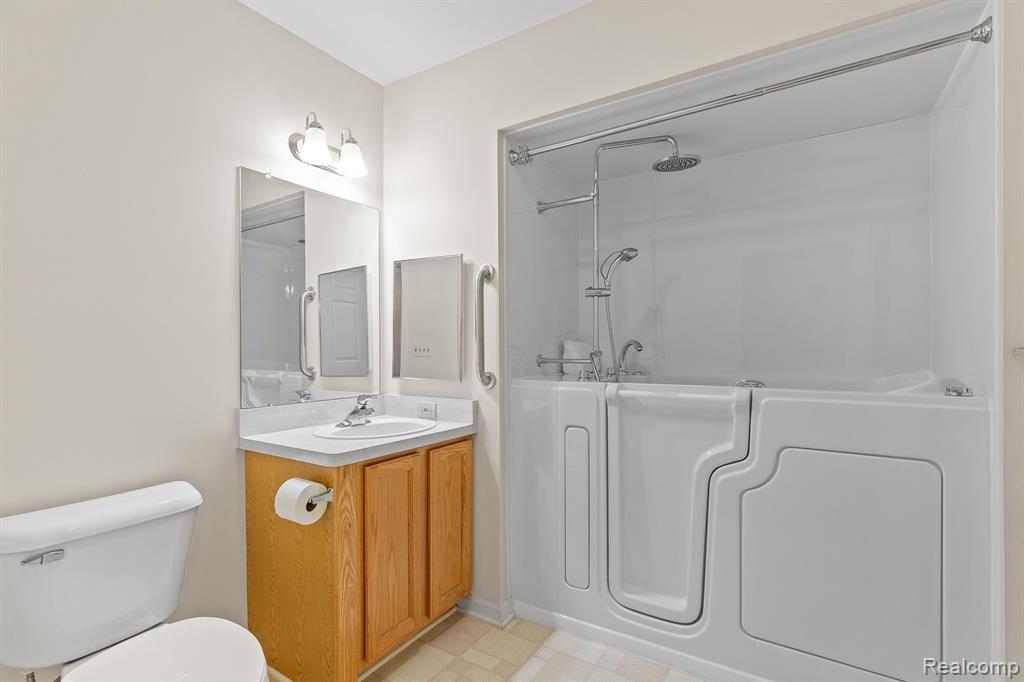 21429 ARCHWOOD Circle, 21, Farmington Hills, MI 48336 — Photo 8