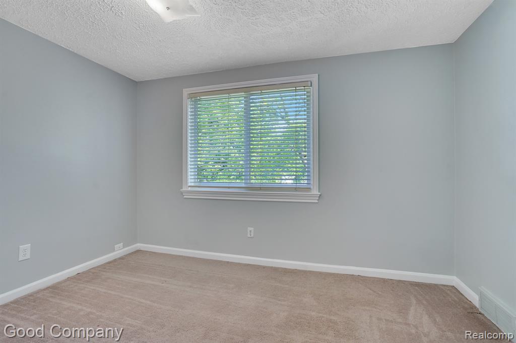 935 N MAPLE Avenue, Royal Oak, MI 48067 — Photo 13