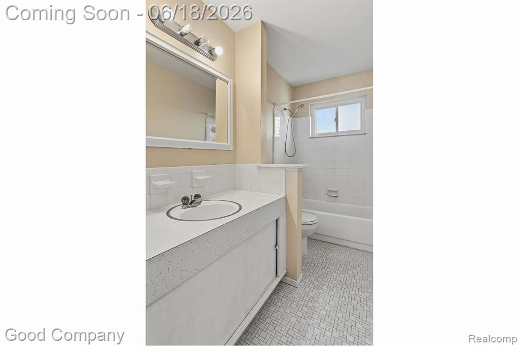 8246 Independence Drive, Sterling Heights, MI 48313 — Photo 16