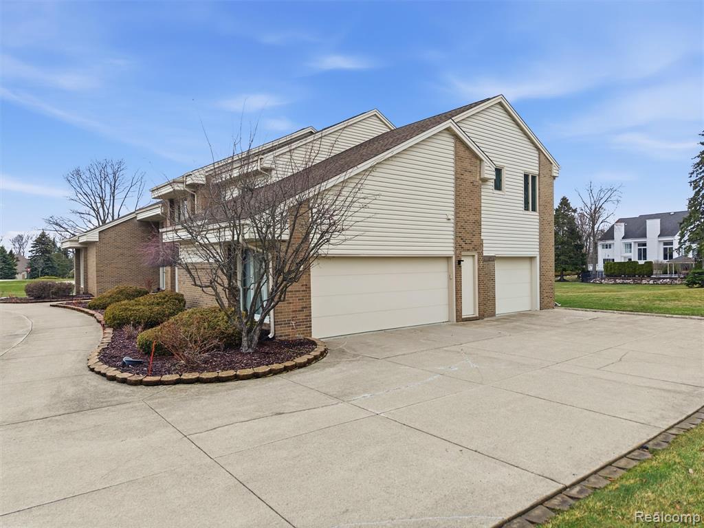 3827 Manchester Court, Bloomfield Hills, MI 48302 — Photo 45