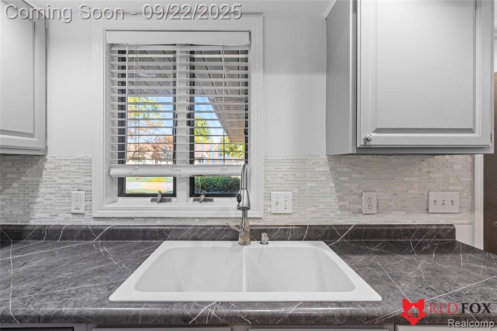6031 Oak Creek Drive, Swartz Creek, MI 48473 — Photo 11