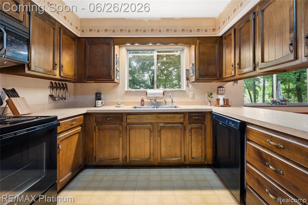9460 Deer Park Court, Fenton, MI 48430 — Photo 12