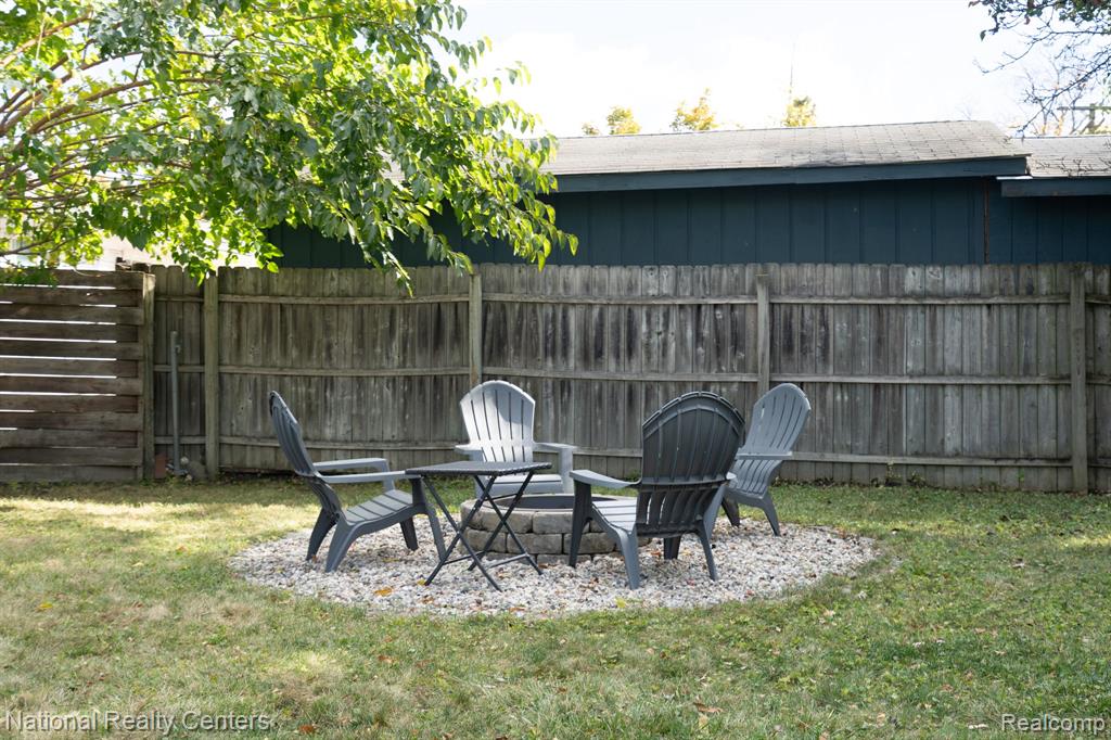 2825 Wall Street, Keego Harbor, MI 48320 — Photo 31