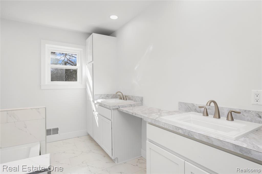 5742 Springwater Lane, West Bloomfield, MI — Photo 40