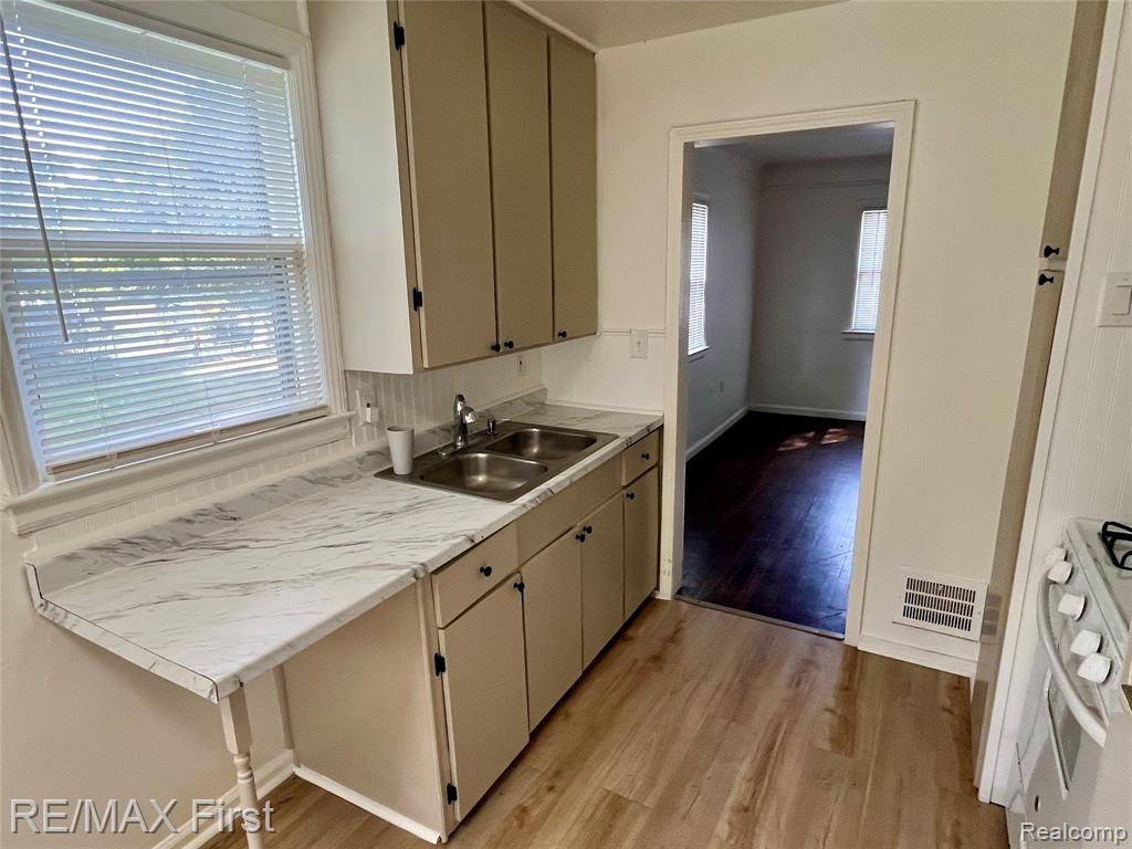 70 E Rutgers Avenue, Pontiac, MI 48340 — Photo 6