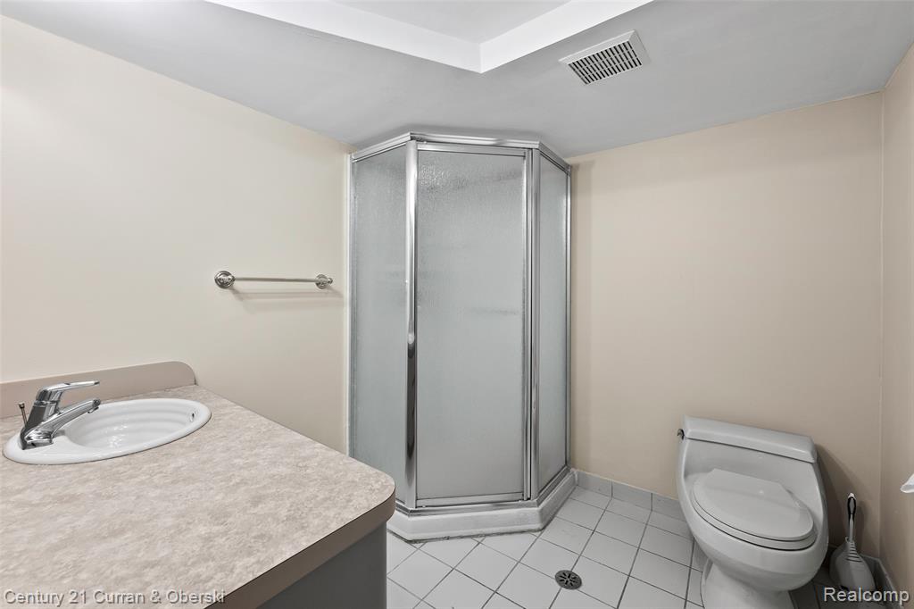 5237 Royal Vale Lane, Dearborn, MI 48126 — Photo 25