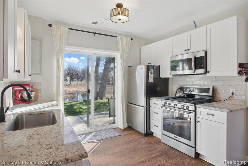 6084 BROCKWAY Street, Commerce Twp, MI 48382 — Photo 11