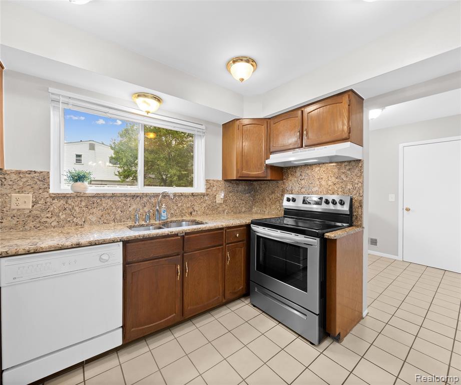 7330 Pointe Drive, Canton, MI 48187 — Photo 15