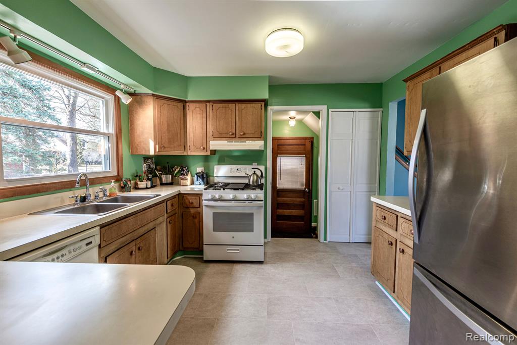 506 S VERMONT Avenue, Royal Oak, MI 48067 — Photo 2
