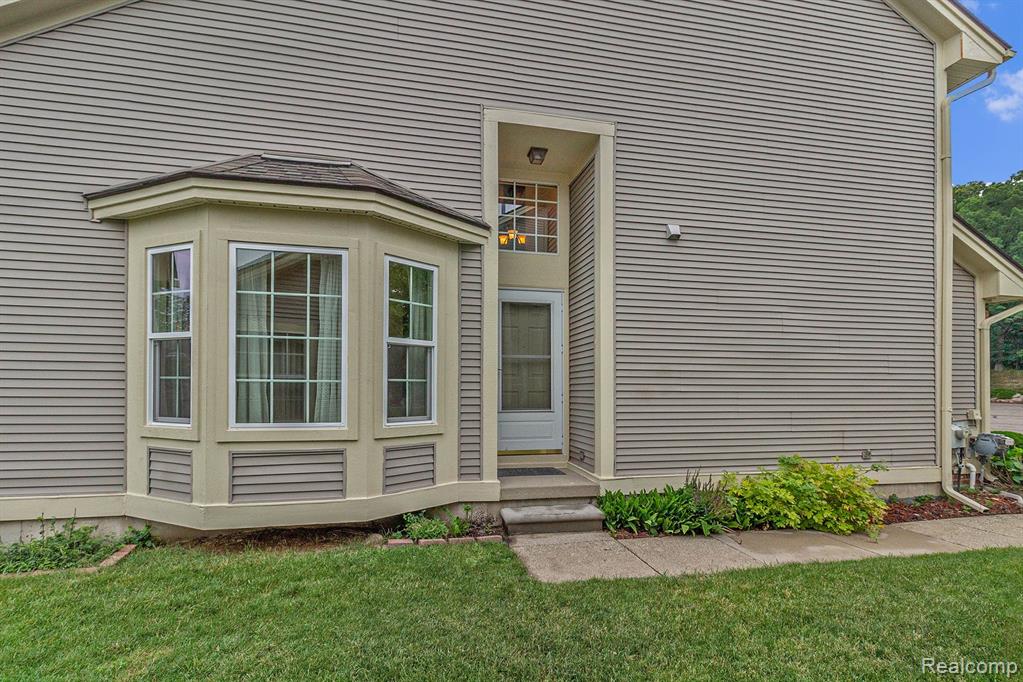 715 WHISPERWOOD Trail, Fenton, MI 48430 — Photo 2