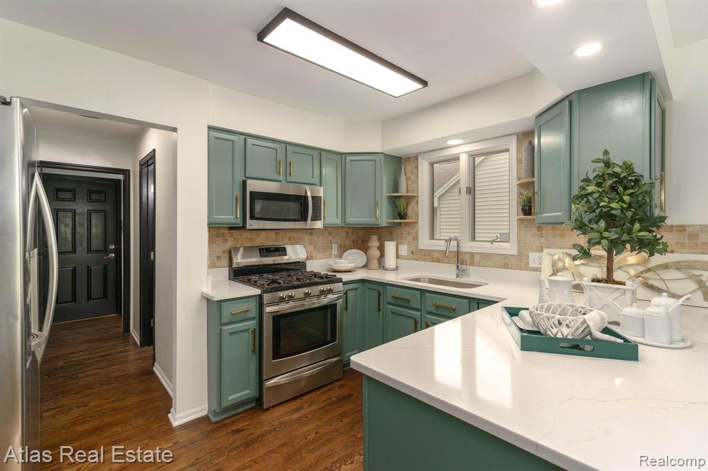 344 WOODLAND Drive, Saline, MI 48176 — Photo 17