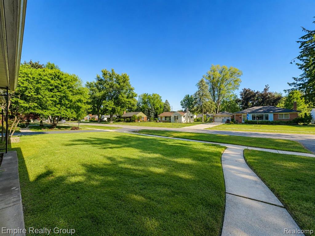 17300 Buckingham Avenue, Beverly Hills, MI 48025 — Photo 3