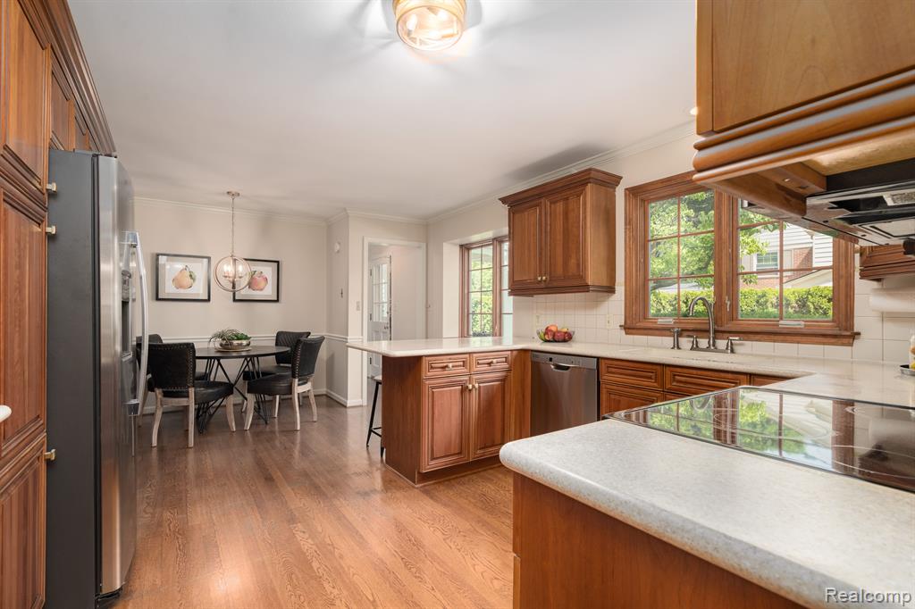 555 N GLENGARRY Road, Bloomfield Hills, MI 48301 — Photo 11