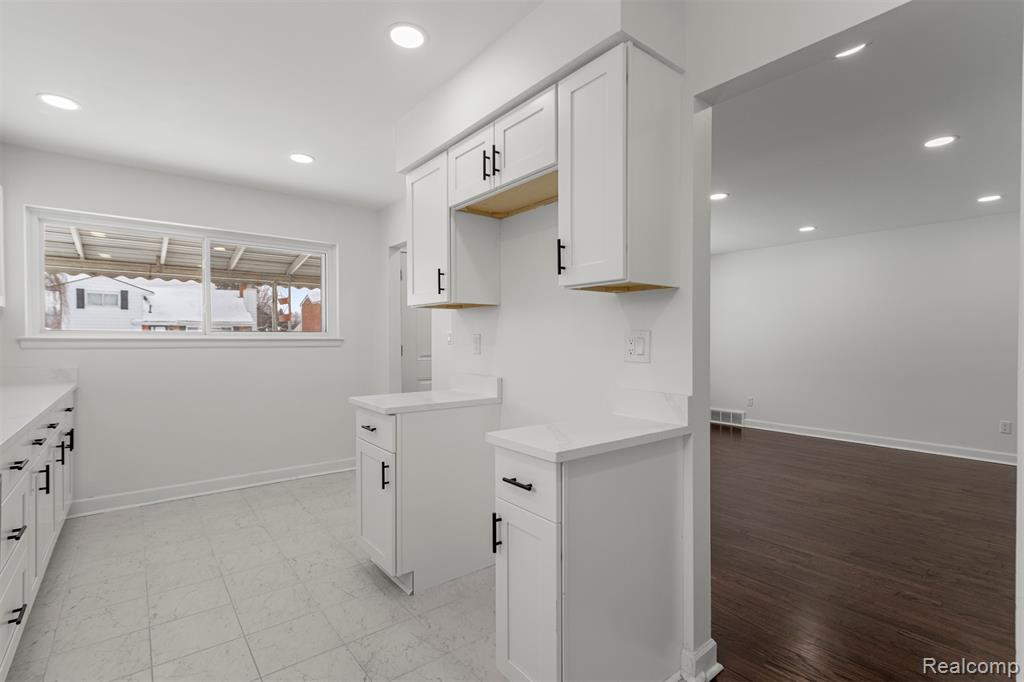 8932 Wormer, Redford, MI 48239 — Photo 11