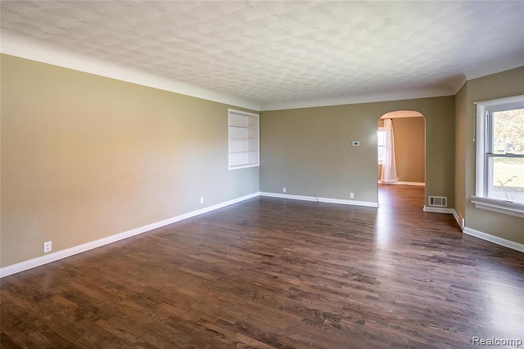 8354 Fenton Road, Grand Blanc, MI 48439 — Photo 7
