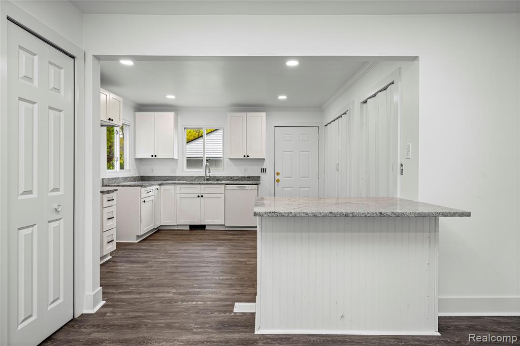 975 E Barrett Avenue, Madison Heights, MI 48071 — Photo 5