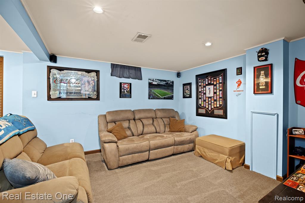 240 MONT EAGLE Street, Milford, MI 48381 — Photo 36