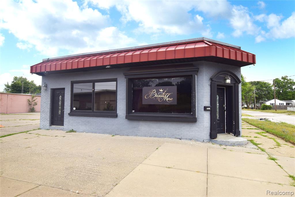 2521 Fenton Road, Flint, MI 48507