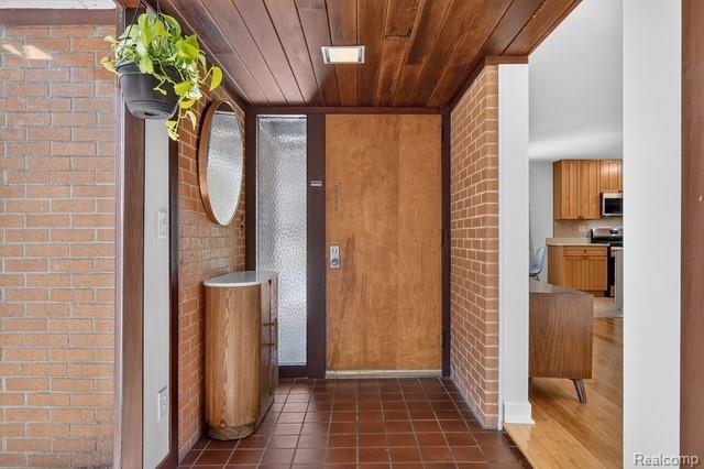 921 Raymond Street - Photo 2