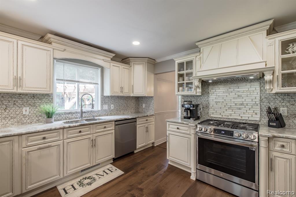 8640 Newport Drive, White Lake, MI — Photo 18