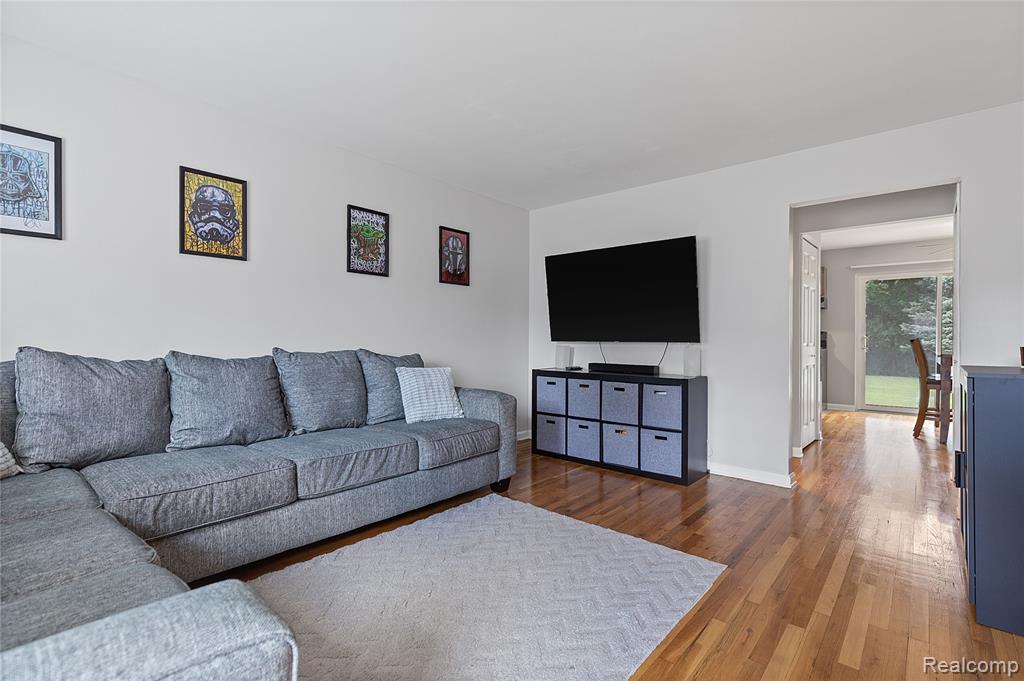 45858 KENSINGTON, Utica, MI 48317 — Photo 2