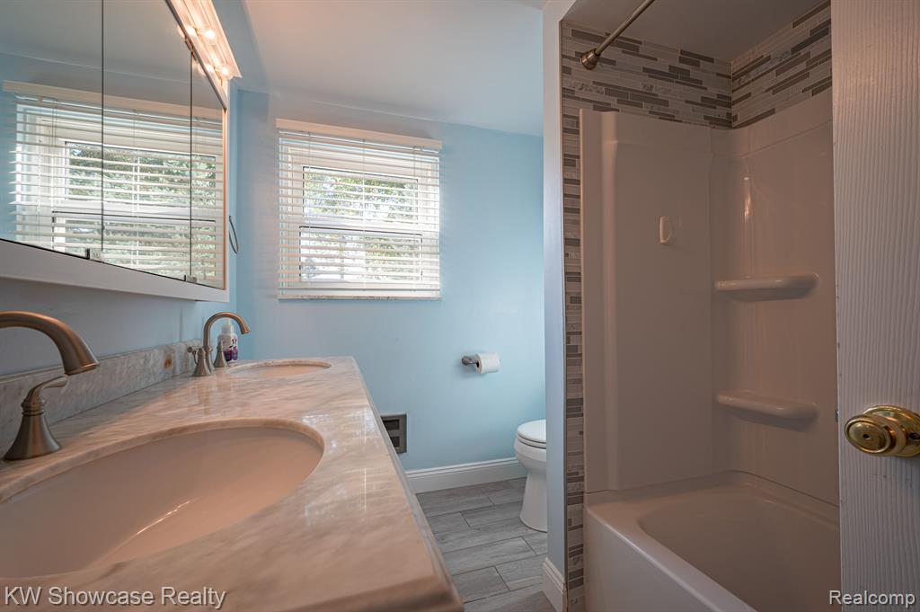 8621 OAKSIDE Avenue, Commerce Twp, MI 48382 — Photo 13
