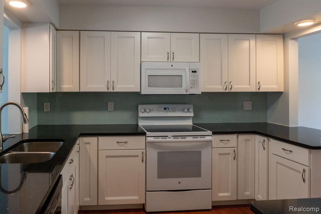 6851 TANGLE WOOD, Waterford, MI 48327 — Photo 10