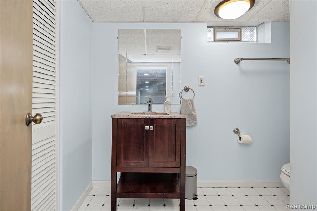 9939 Deering Street, Livonia, MI 48150 — Photo 34