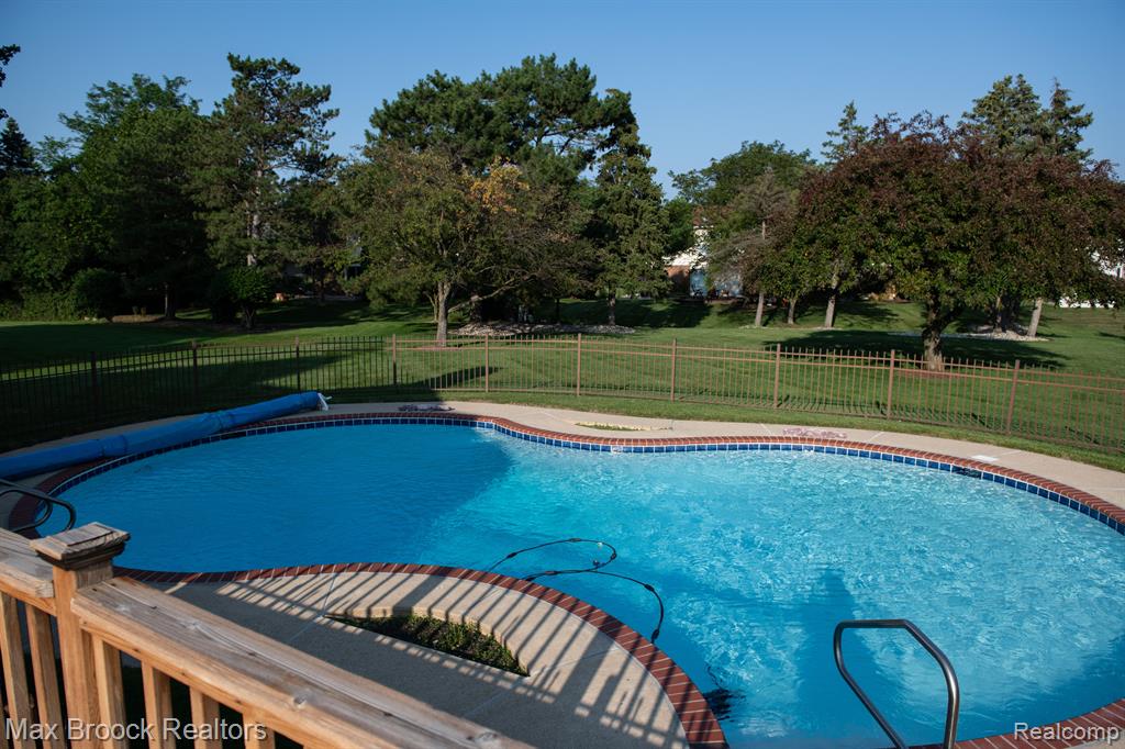 5242 CARDINAL Drive, Troy, MI 48098 — Photo 5