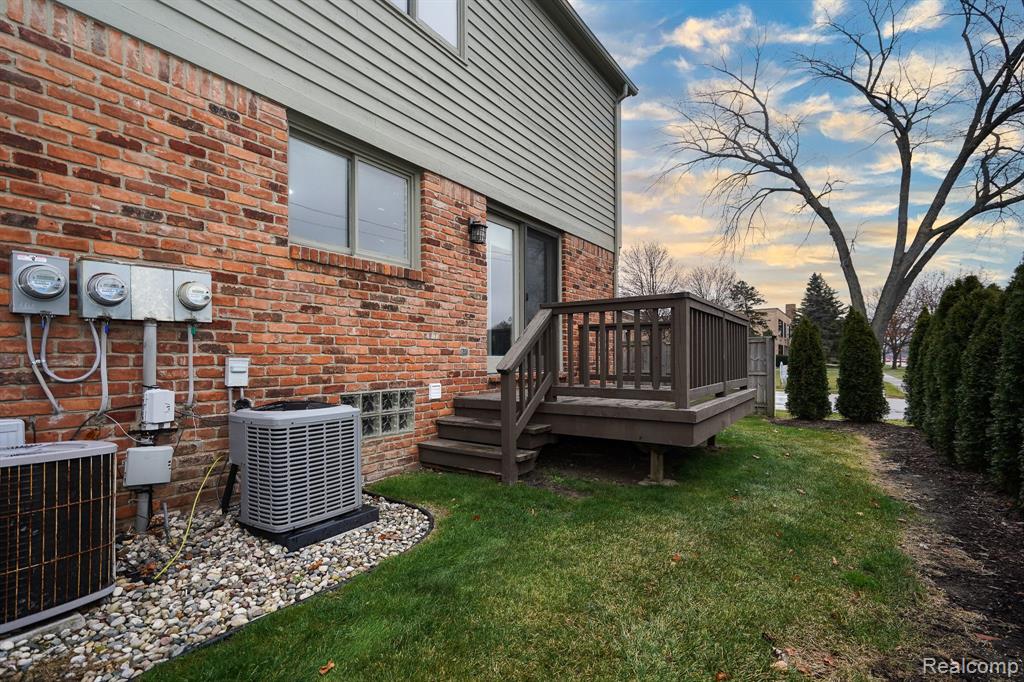 460 OAKGROVE, Clawson, MI — Photo 7