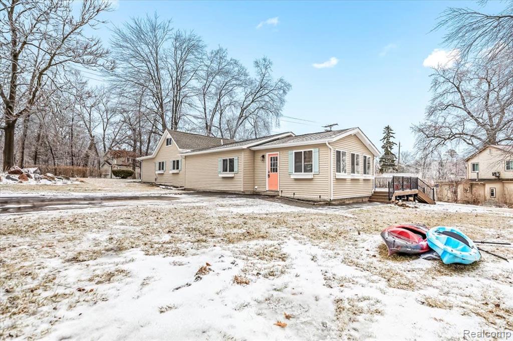 9115 Gale Road, White Lake, MI — front exterior