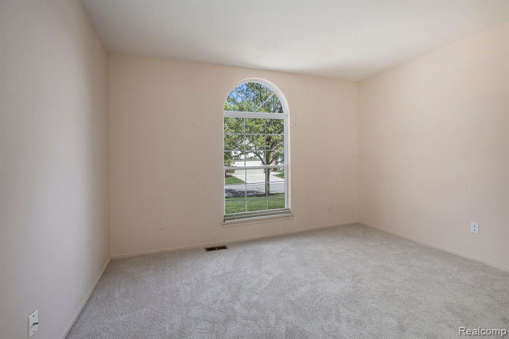 413 MULBERRY Drive, Commerce Twp, MI 48390 — Photo 22