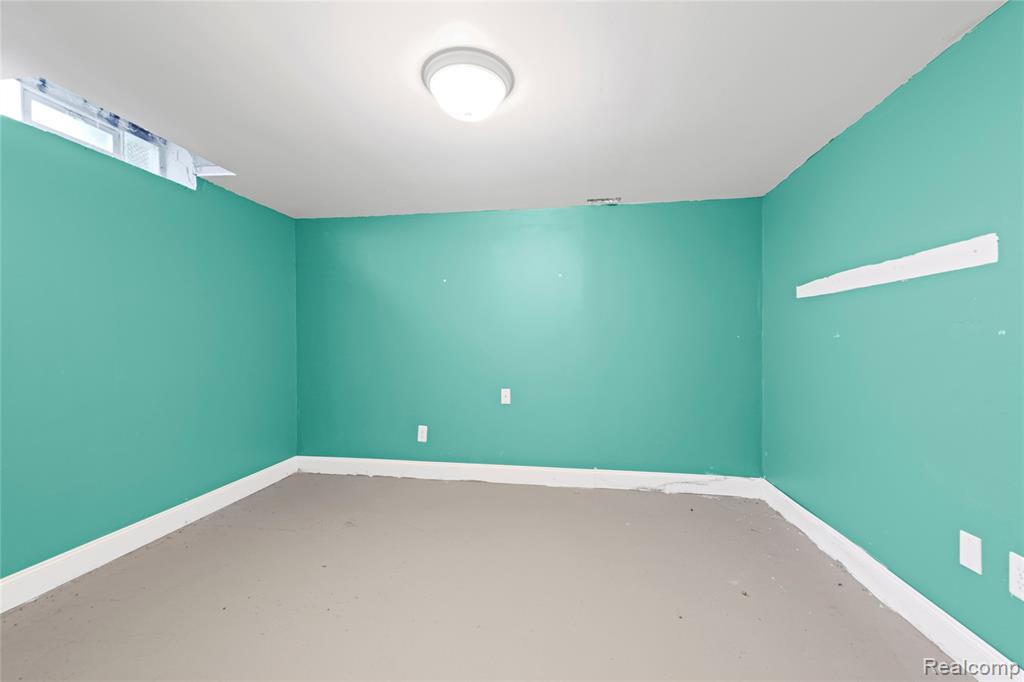22356 Woodstock Court, Woodhaven, MI 48183 — Photo 23