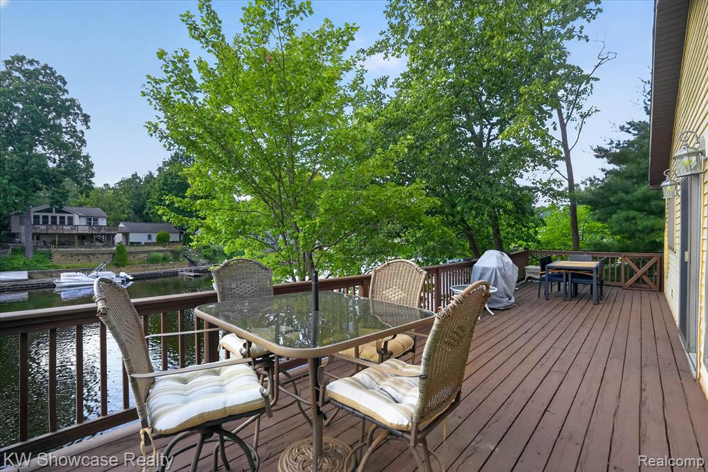 11438 RIVERBANK Lane, Pinckney, MI 48169 — Photo 33