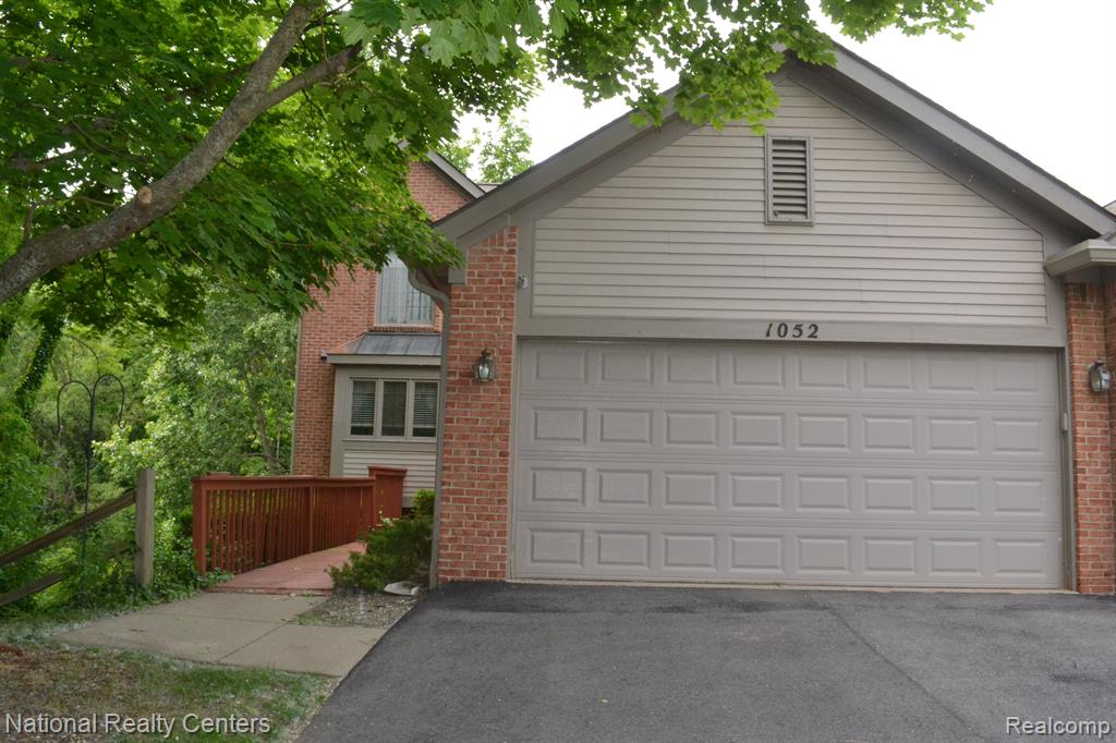 1052 PINEWOOD Court, Brighton, MI 48116 — Photo 2