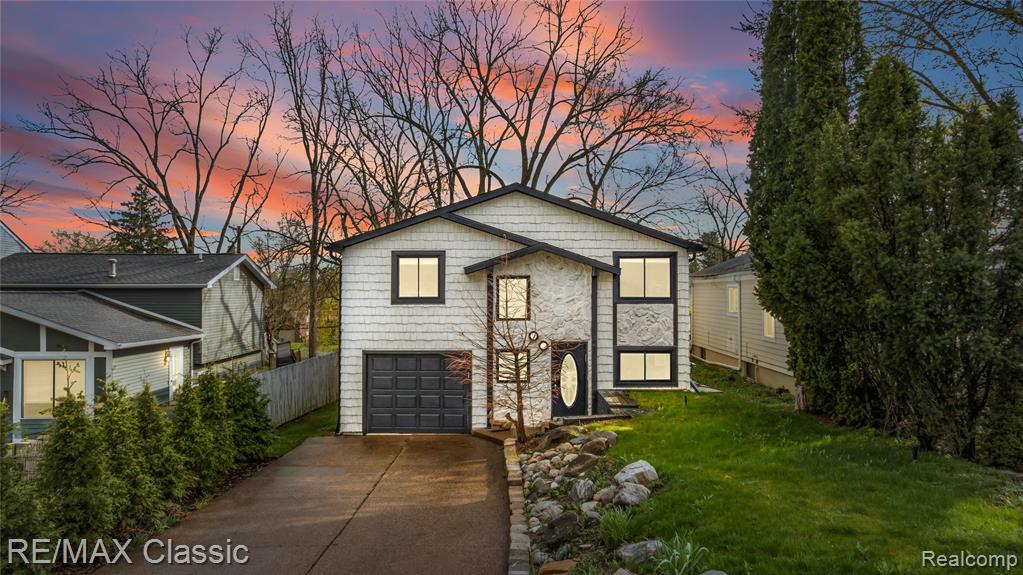 3550 SE Mill Point Drive, Kentwood, MI, 49512