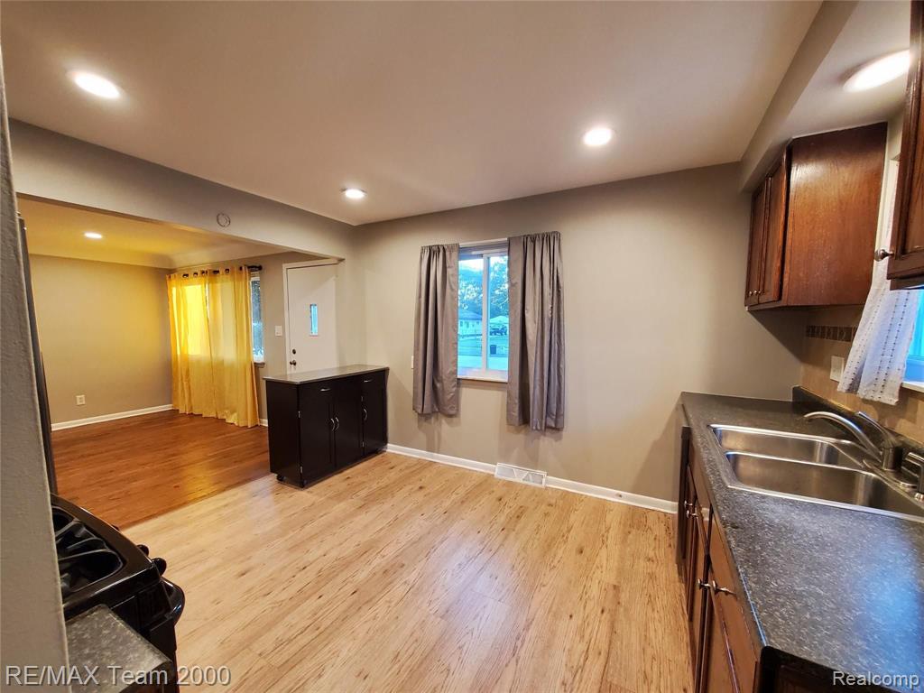 5605 MERRICK Street, Dearborn Heights, MI 48125 — Photo 5