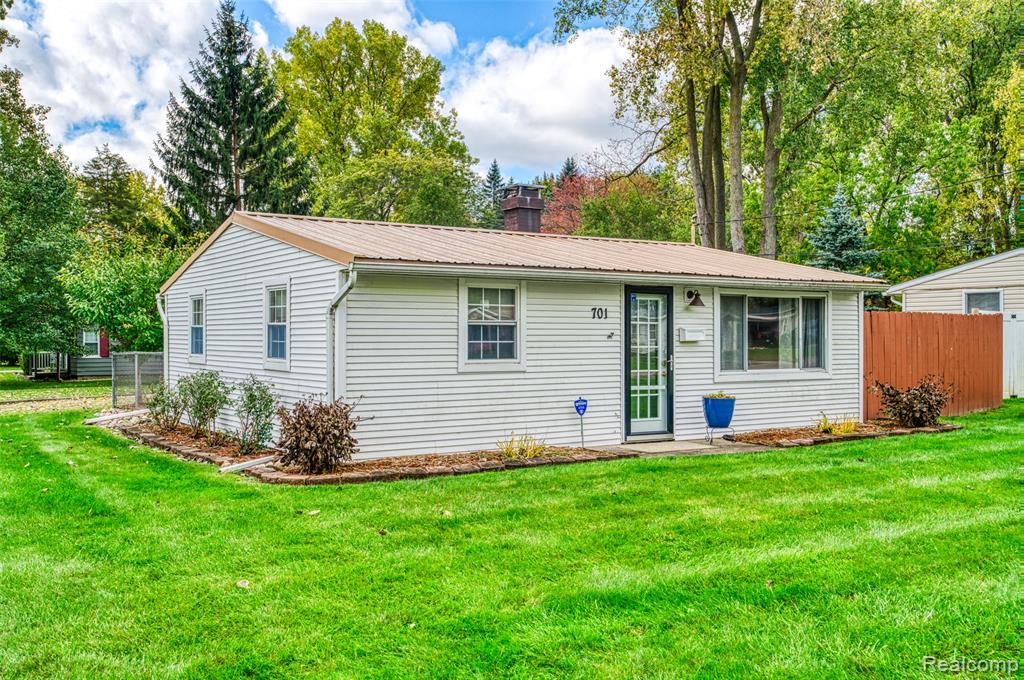 701 MARY Court, Fenton, MI 48430 — Photo 2