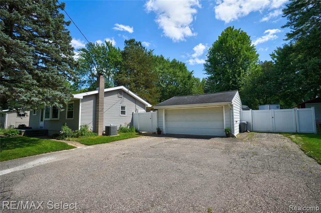 6030 Sun Valley Drive, Grand Blanc, MI 48439 — Photo 31