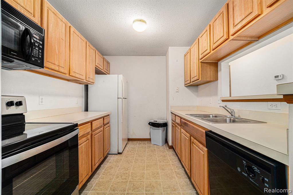 382 MARIGOLD Circle, Westland, MI — Photo 8