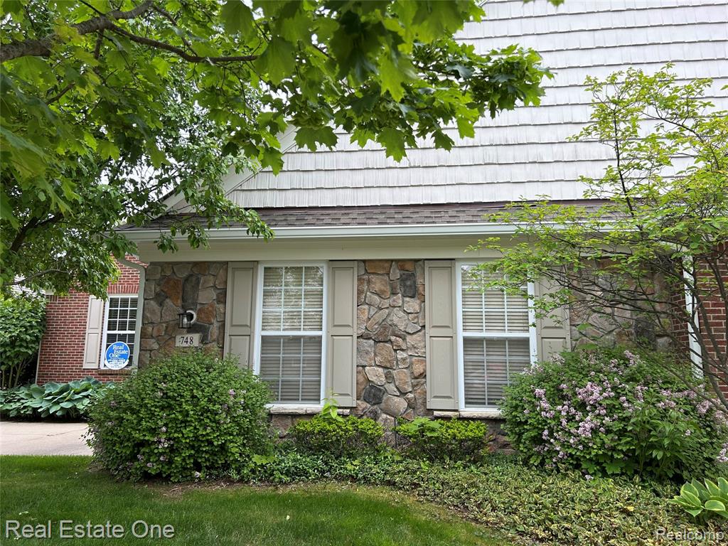 748 KNOLLS LANDING Drive, Milford, MI 48381 — Photo 12