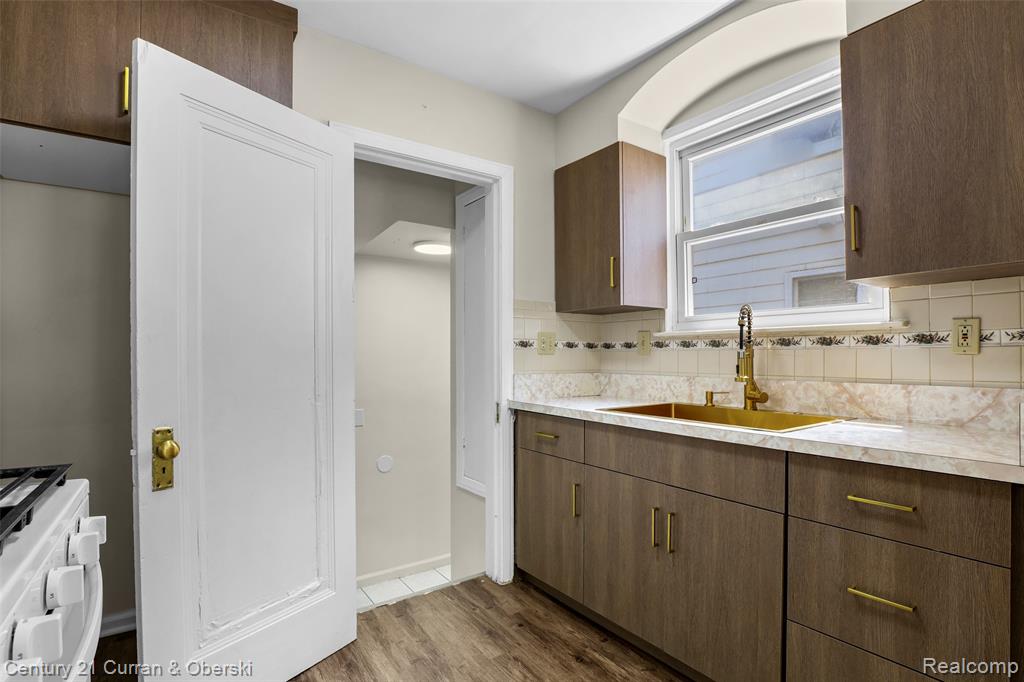 7910 Orchard Avenue, Dearborn, MI 48126 — Photo 9