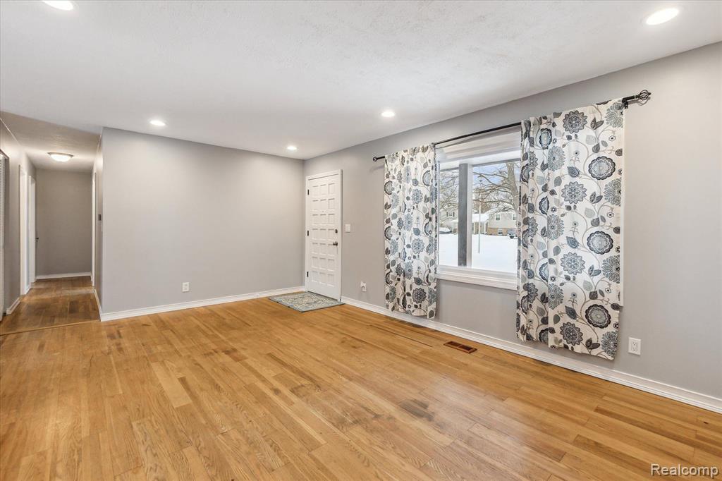5289 N GEORGETOWN Road, Grand Blanc, MI 48439 — Photo 8