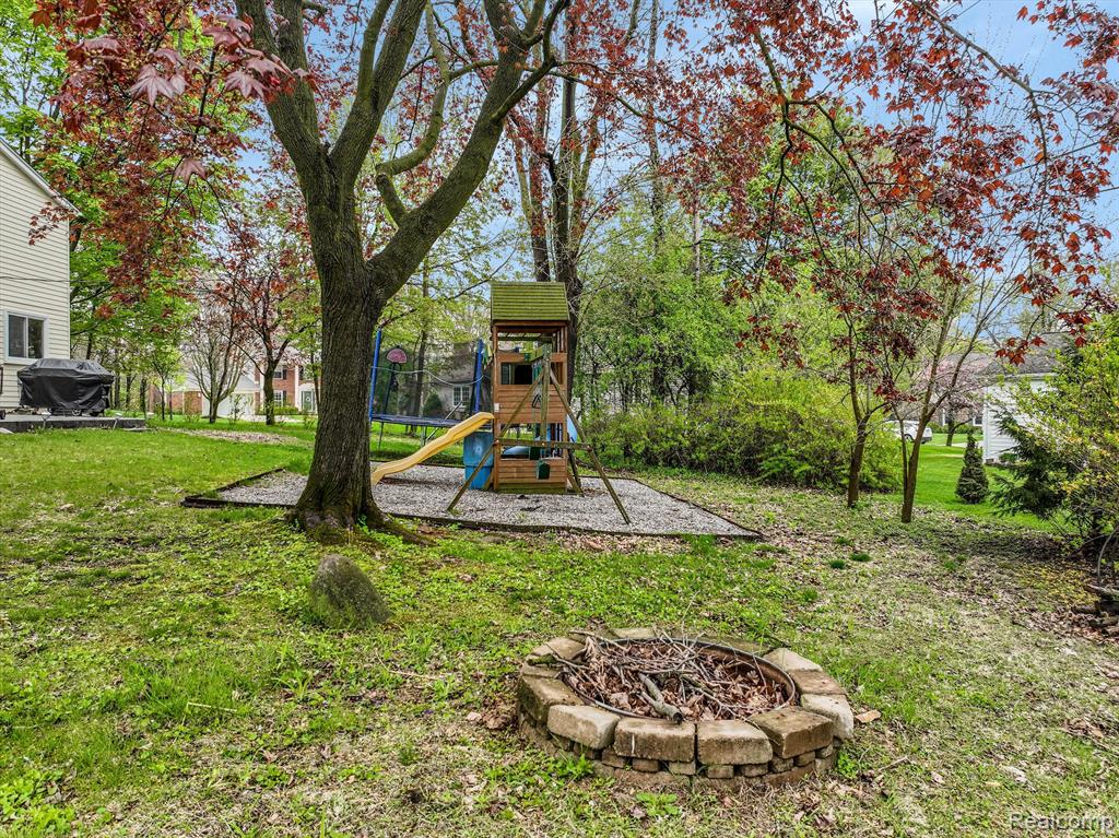 601 LAKE FOREST Road, Rochester Hills, MI 48309 — Photo 33