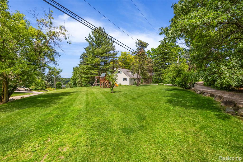 8110 W CIRCLE Drive, Clarkston, MI 48348 — Photo 43