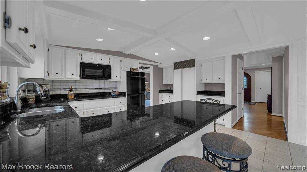 404 SHELLBOURNE Drive, Rochester Hills, MI 48309 — Photo 16