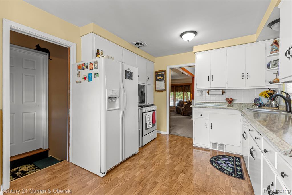 9869 Melbourne Avenue, Allen Park, MI 48101 — Photo 9