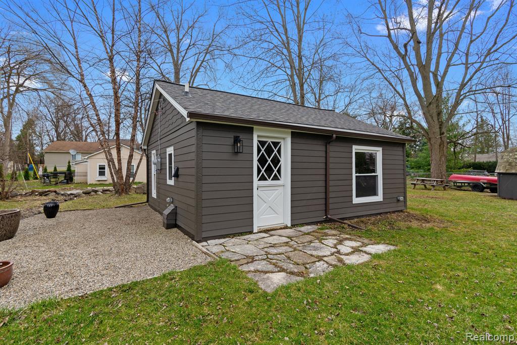 5145 OAKCLIFF Drive, Waterford, MI 48327 — Photo 17