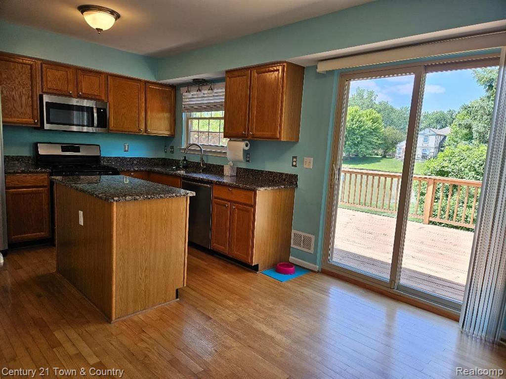 1926 OTTER POND Lane, Canton, MI 48188 — Photo 9